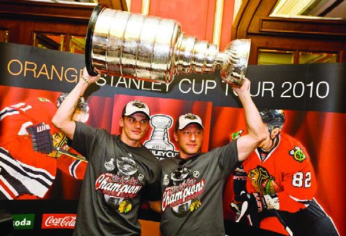 Tomáš Kopecký a Marián Hossa so Stanley Cupom v roku 2010