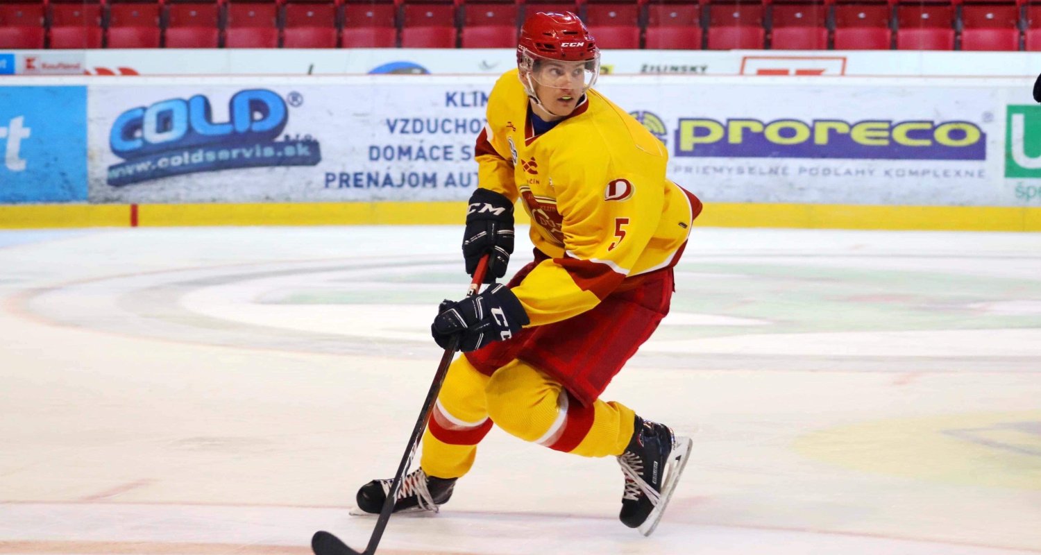 Obranca juniorského tímu Urban hasí nielen napätie pred bránkou, ale i požiare