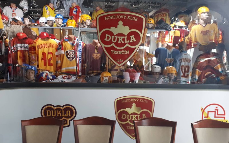 Dukla predstavila káder i nové dresy, otvorilo sa Hokejové múzeum v Trenčíne