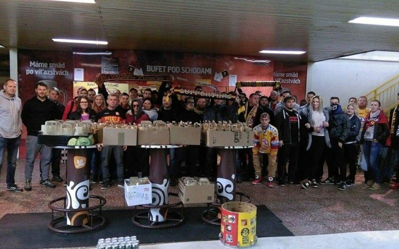Hráči, fanúšikovia, bufetári – hokejová rodina sa podporuje navzájom!